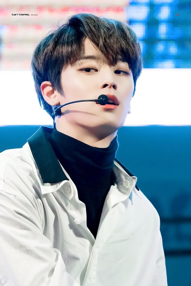 6 nam idol đẹp không camera nào bắt được: J-Hope và em trai BTS đẹp vô thực, nam thần nhà SM được khen đúng chất tổng tài ngôn tình - Ảnh 16.