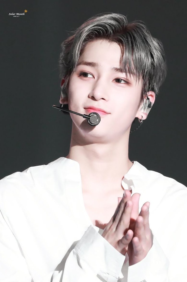 6 nam idol đẹp không camera nào bắt được: J-Hope và em trai BTS đẹp vô thực, nam thần nhà SM được khen đúng chất tổng tài ngôn tình - Ảnh 21.