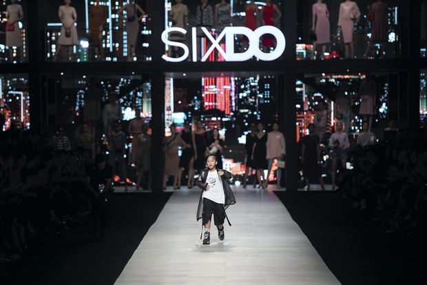 Lan Ngọc bế con nuôi của Đỗ Mạnh Cường catwalk, Lê Xuân Tiền có màn “thoát y” gây choáng - Ảnh 1.