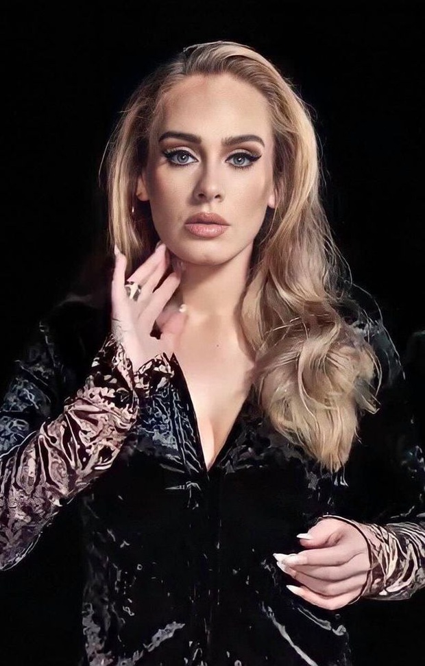 Adele lần đầu lên sóng truyền hình sau màn giảm cân khiến thế giới chấn động: Visual đã xuất sắc, body còn choáng hơn! - Ảnh 4. Adele lần đầu lên sóng truyền hình sau màn giảm cân khiến thế giới chấn động: Visual đã xuất sắc, body còn choáng hơn! - Ảnh 4.