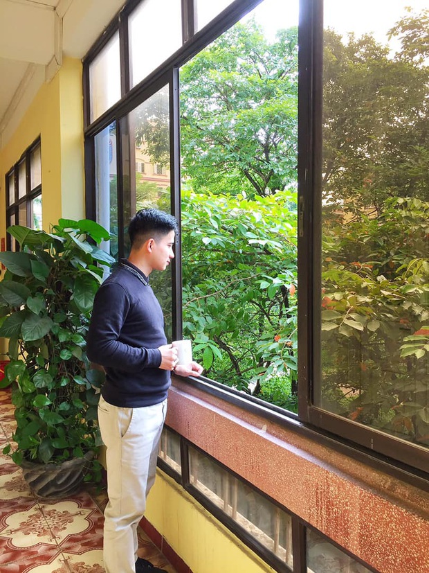 Xuất hiện qua loạt ảnh chụp lén của sinh viên, thầy giáo soái ca nổi rần rần MXH, dân tình thi nhau xung phong xin slot học chung - Ảnh 9.