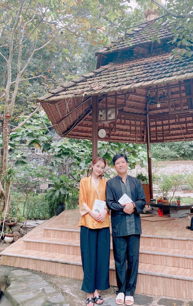 Vợ chồng Trường Giang giản dị đi lễ chùa sau chuyến cứu trợ miền Trung, cử chỉ tựa đầu dễ thương khiến dân tình bấn loạn - Ảnh 2. Vợ chồng Trường Giang giản dị đi lễ chùa sau chuyến cứu trợ miền Trung, cử chỉ tựa đầu dễ thương khiến dân tình bấn loạn - Ảnh 2.
