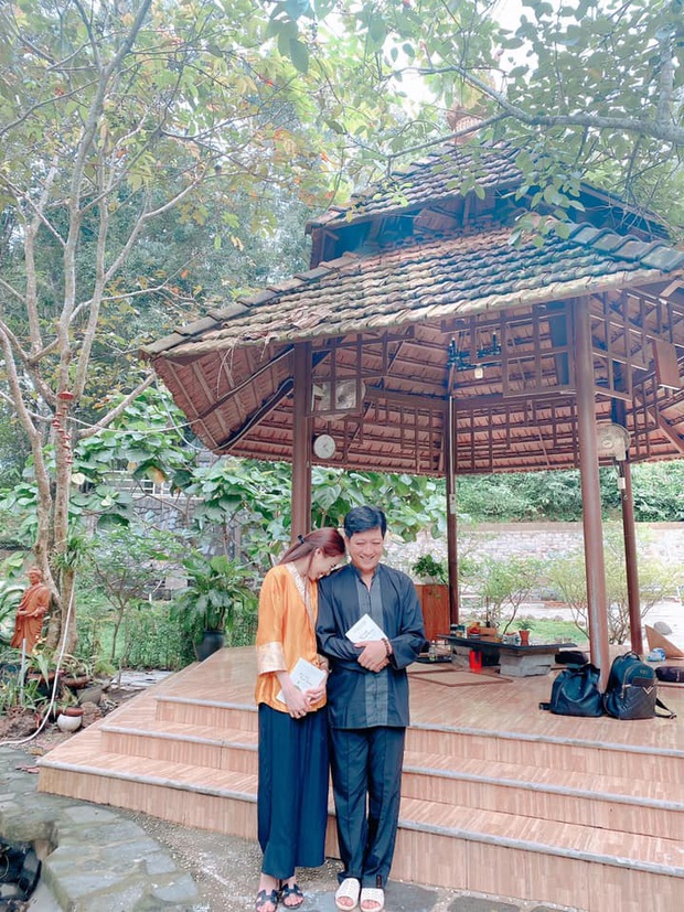 Vợ chồng Trường Giang giản dị đi lễ chùa sau chuyến cứu trợ miền Trung, cử chỉ tựa đầu dễ thương khiến dân tình bấn loạn - Ảnh 3. Vợ chồng Trường Giang giản dị đi lễ chùa sau chuyến cứu trợ miền Trung, cử chỉ tựa đầu dễ thương khiến dân tình bấn loạn - Ảnh 3.