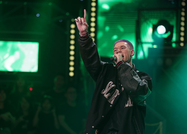 Rap Việt: Binz ôm đầu khi thấy 3 học trò lên sân khấu hỗ trợ MCK để diệt Hành Or - Ảnh 1.