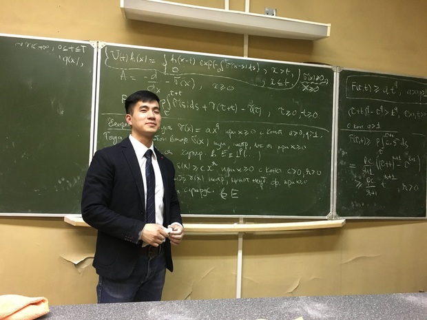 Xuất hiện qua loạt ảnh chụp lén của sinh viên, thầy giáo soái ca nổi rần rần MXH, dân tình thi nhau xung phong xin slot học chung - Ảnh 4.