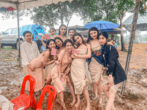 bridesmaids-danced-in-mud-1-min-16035964657092144575058.png