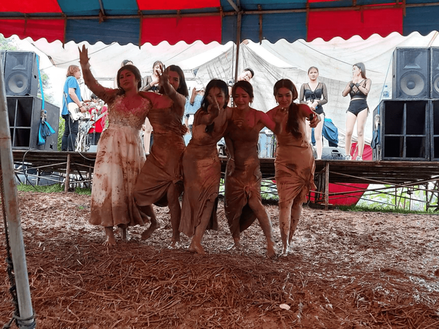 bridesmaids-danced-in-mud-2-min-1603596475093341976544.png