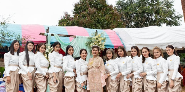 bridesmaids-danced-in-mud-4-16035964534091457812205.png