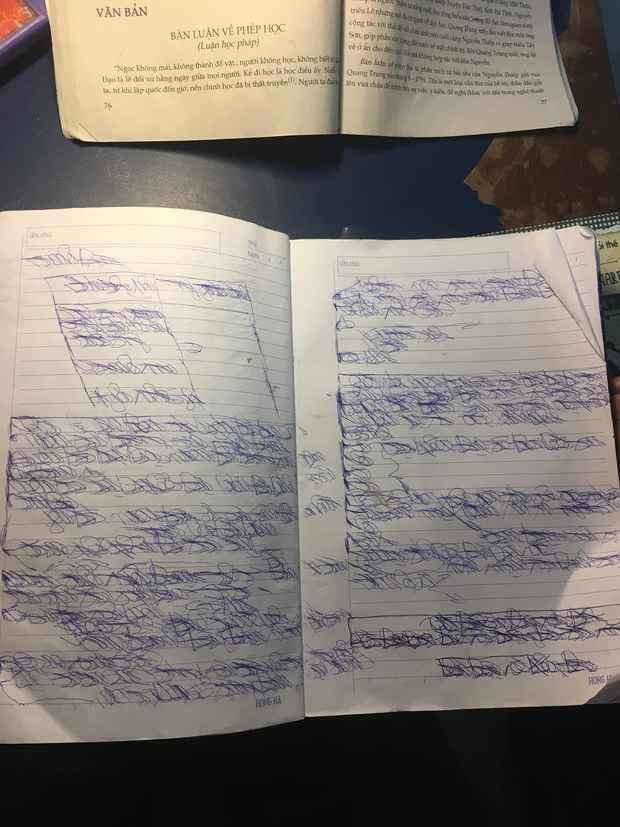 Mượn vở của bạn chép bài, nam sinh khóc thét vì chữ ngả chữ nghiêng, xấu hơn gà bới - Ảnh 4.