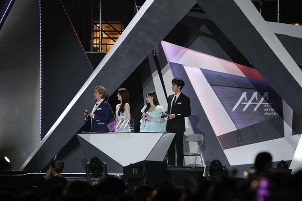 Góc ngã ngửa: Chiếc bàn MC ở AAA 2019 Việt Nam sau 1 năm cũng chỉ dùng để bát đũa? - Ảnh 2.