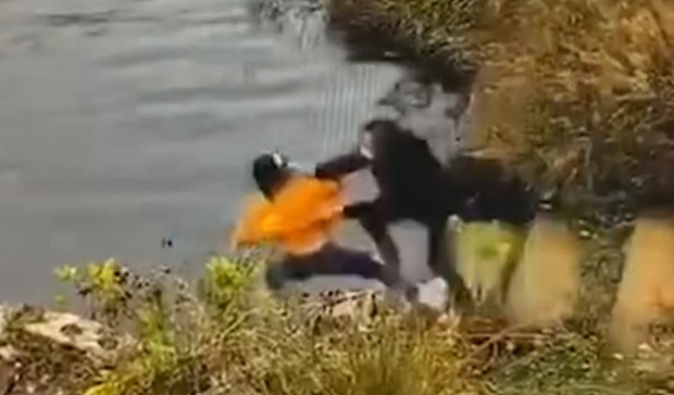 Bất ngờ ngã xuống hồ khi đang cột dây giày, người phụ nữ níu theo bạn thân khiến cả 2 chết thảm, chân tướng đằng sau khiến ai cũng hoảng sợ - Ảnh 2.