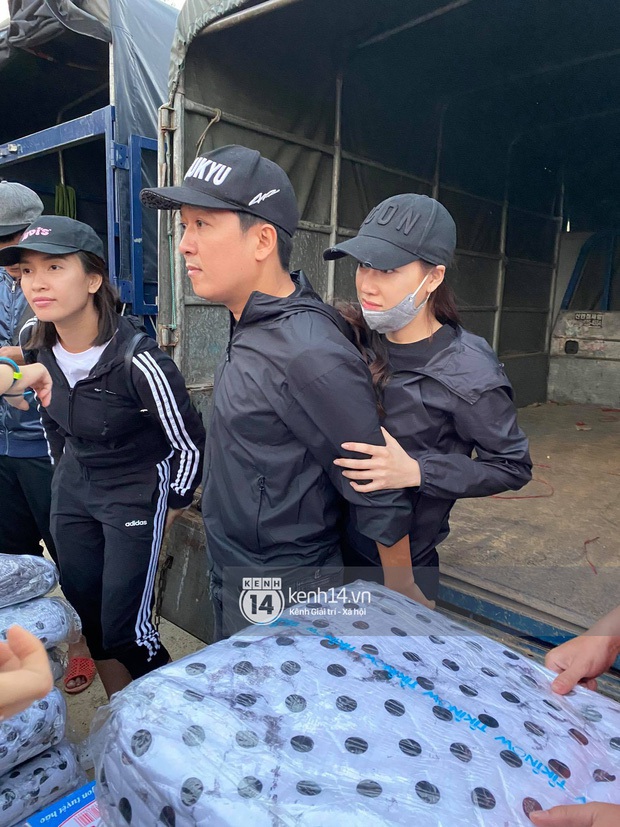 Vợ chồng Trường Giang giản dị đi lễ chùa sau chuyến cứu trợ miền Trung, cử chỉ tựa đầu dễ thương khiến dân tình bấn loạn - Ảnh 5. Vợ chồng Trường Giang giản dị đi lễ chùa sau chuyến cứu trợ miền Trung, cử chỉ tựa đầu dễ thương khiến dân tình bấn loạn - Ảnh 5.