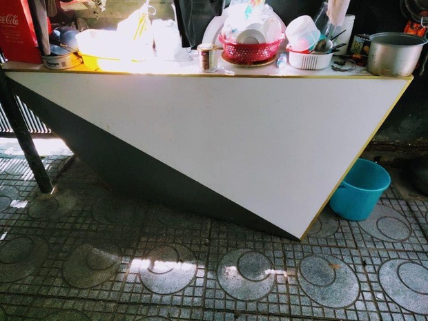 Góc ngã ngửa: Chiếc bàn MC ở AAA 2019 Việt Nam sau 1 năm cũng chỉ dùng để bát đũa? - Ảnh 3.