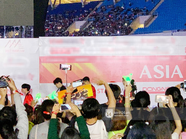 Góc ngã ngửa: Chiếc bàn MC ở AAA 2019 Việt Nam sau 1 năm cũng chỉ dùng để bát đũa? - Ảnh 4.