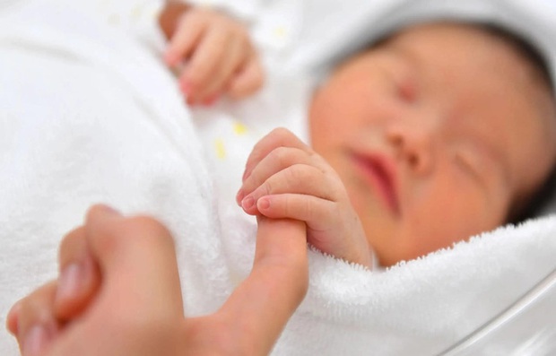 Nhật Bản dự báo số trẻ sơ sinh năm 2020 thấp kỷ lục - Ảnh 1.