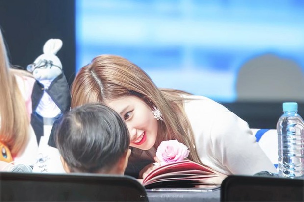 4 nữ thần Kpop đã đẹp còn miễn nhiễm với phốt thái độ: Yoona, Tzuyu nổi tiếng là có lý do, Sana thế nào mà bao sao nam mê mẩn? - Ảnh 12.