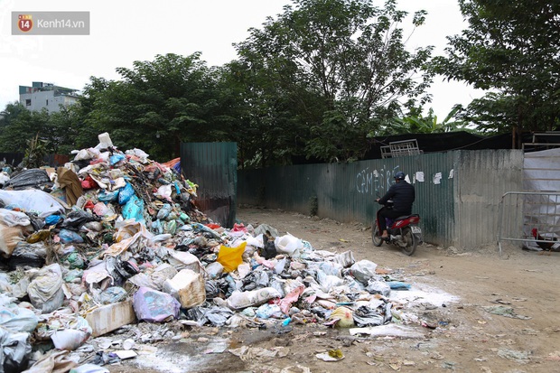 Ảnh, clip: Người Hà Nội lại ngộp thở vì rác thải chất thành đống, công nhân môi trường phải rắc vôi trắng để tạm xử lý mùi hôi - Ảnh 4.