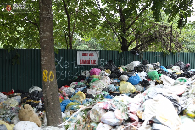 Ảnh, clip: Người Hà Nội lại ngộp thở vì rác thải chất thành đống, công nhân môi trường phải rắc vôi trắng để tạm xử lý mùi hôi - Ảnh 6.