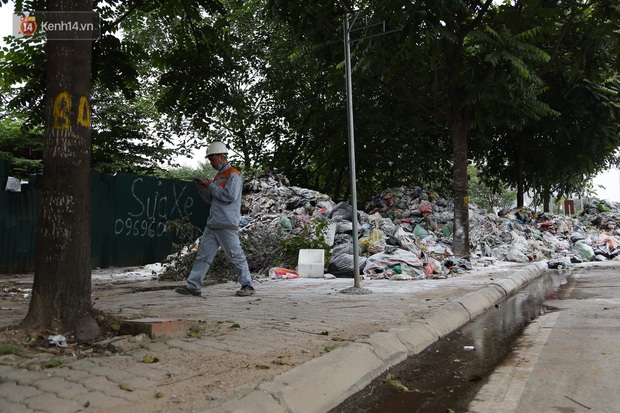 Ảnh, clip: Người Hà Nội lại ngộp thở vì rác thải chất thành đống, công nhân môi trường phải rắc vôi trắng để tạm xử lý mùi hôi - Ảnh 3.