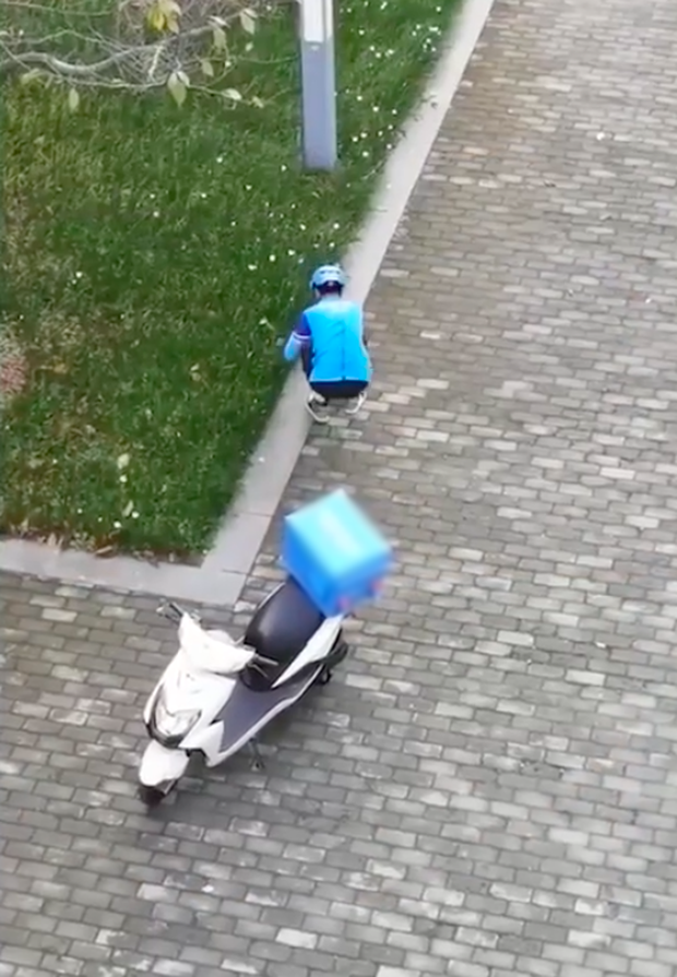 Anh shipper đang giao đồ ăn thì dừng xe để… nhặt hoa dại bên đường, hành động sau đó khiến ai xem cũng vui lây - Ảnh 1.