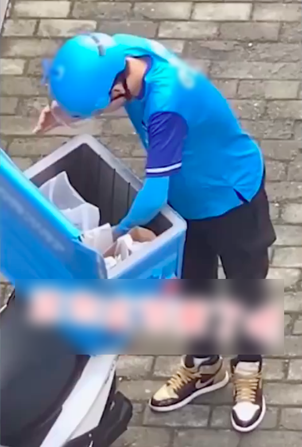 Anh shipper đang giao đồ ăn thì dừng xe để… nhặt hoa dại bên đường, hành động sau đó khiến ai xem cũng vui lây - Ảnh 3.