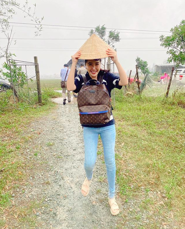 Bảo Thy vào miền Trung cứu trợ bà con, lời giải thích lý do nở nụ cười tươi rói khiến ai cũng ấm lòng - Ảnh 2.