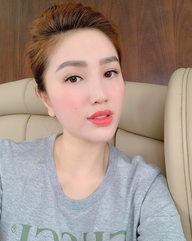 Bảo Thy vào miền Trung cứu trợ bà con, lời giải thích lý do nở nụ cười tươi rói khiến ai cũng ấm lòng - Ảnh 3. Bảo Thy vào miền Trung cứu trợ bà con, lời giải thích lý do nở nụ cười tươi rói khiến ai cũng ấm lòng - Ảnh 3.