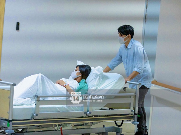 Exclusive: Dong Nhi has entered the delivery room, Mr. Cao Thang has been on duty since 3 am with his wife waiting for their first daughter - Photo 3.