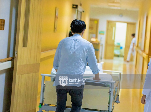 Exclusive: Dong Nhi has entered the delivery room, Mr. Cao Thang has been on duty since 3 am with his wife waiting for their first daughter - Photo 6.