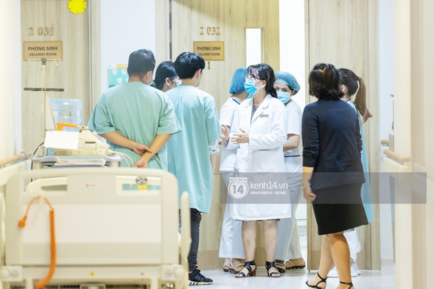 After almost a day in the hospital, Dong Nhi moved to the caesarean section and gave birth to a daughter weighing 3.06 kg - Photo 4.