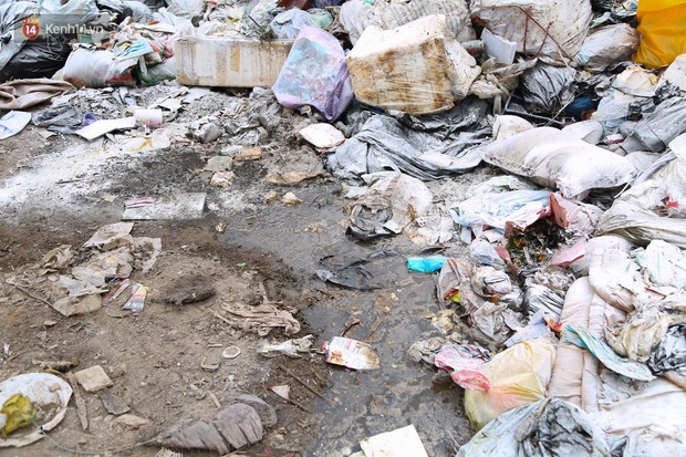 Ảnh, clip: Người Hà Nội lại ngộp thở vì rác thải chất thành đống, công nhân môi trường phải rắc vôi trắng để tạm xử lý mùi hôi - Ảnh 7.