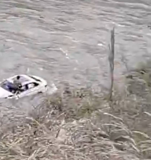 Nhóm bạn 3 người tự lái xe đi du lịch bất ngờ bị rơi xuống sông, hình ảnh ghi lại cảnh tượng này khiến ai cũng hoảng sợ - Ảnh 2.