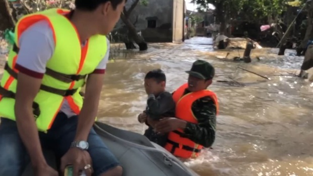 Người đàn ông lao xuống bế cậu bé dưới dòng nước lũ: Hành động của tôi chỉ là phản xạ tự nhiên, bế cháu bé lên mà trái tim tôi thấy nhói - Ảnh 3.