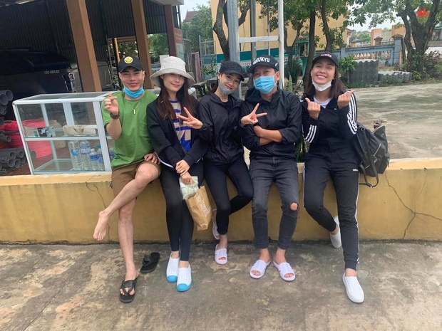 Bảo Thy vào miền Trung cứu trợ bà con, lời giải thích lý do nở nụ cười tươi rói khiến ai cũng ấm lòng - Ảnh 4. Bảo Thy vào miền Trung cứu trợ bà con, lời giải thích lý do nở nụ cười tươi rói khiến ai cũng ấm lòng - Ảnh 4.