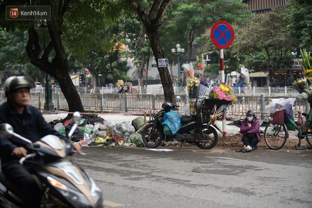 Ảnh, clip: Người Hà Nội lại ngộp thở vì rác thải chất thành đống, công nhân môi trường phải rắc vôi trắng để tạm xử lý mùi hôi - Ảnh 13.