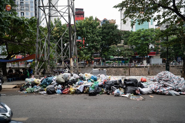 Ảnh, clip: Người Hà Nội lại ngộp thở vì rác thải chất thành đống, công nhân môi trường phải rắc vôi trắng để tạm xử lý mùi hôi - Ảnh 10.