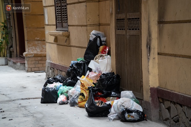Ảnh, clip: Người Hà Nội lại ngộp thở vì rác thải chất thành đống, công nhân môi trường phải rắc vôi trắng để tạm xử lý mùi hôi - Ảnh 11.