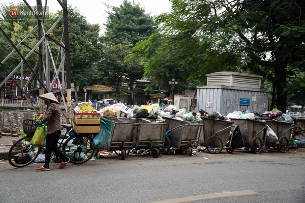Ảnh, clip: Người Hà Nội lại ngộp thở vì rác thải chất thành đống, công nhân môi trường phải rắc vôi trắng để tạm xử lý mùi hôi - Ảnh 14.