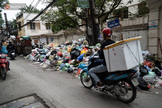 Ảnh, clip: Người Hà Nội lại ngộp thở vì rác thải chất thành đống, công nhân môi trường phải rắc vôi trắng để tạm xử lý mùi hôi - Ảnh 15.