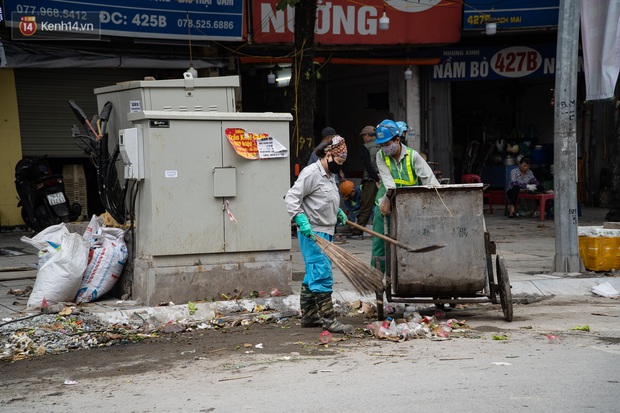 Ảnh, clip: Người Hà Nội lại ngộp thở vì rác thải chất thành đống, công nhân môi trường phải rắc vôi trắng để tạm xử lý mùi hôi - Ảnh 18.