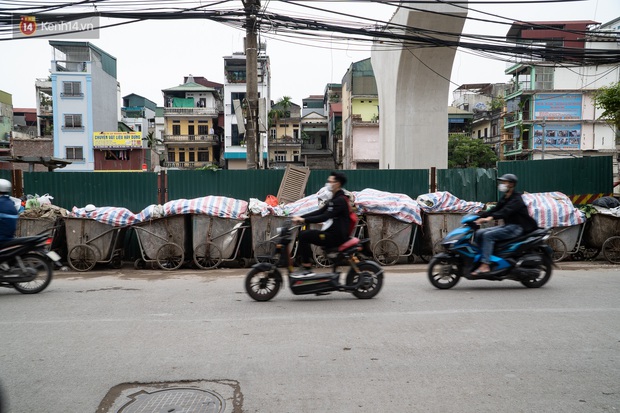 Ảnh, clip: Người Hà Nội lại ngộp thở vì rác thải chất thành đống, công nhân môi trường phải rắc vôi trắng để tạm xử lý mùi hôi - Ảnh 19.