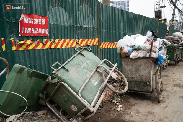 Ảnh, clip: Người Hà Nội lại ngộp thở vì rác thải chất thành đống, công nhân môi trường phải rắc vôi trắng để tạm xử lý mùi hôi - Ảnh 17.