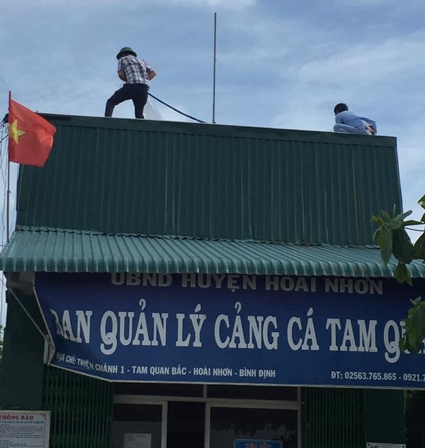 Bình Định: Người dân gần tâm bão số 9 hối hả dùng bao nước chằng chống nhà tốc mái - Ảnh 2.