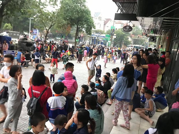 Hà Nội: Cháy lớn tại chung cư HH Linh Đàm, hàng nghìn người hoảng sợ tháo chạy vào sáng sớm - Ảnh 4.