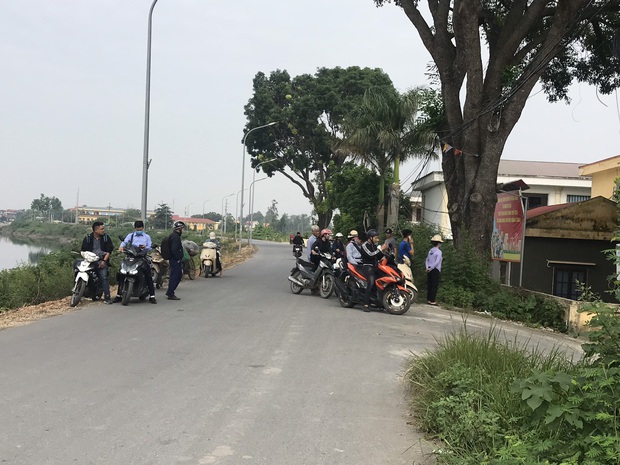 Hàng trăm người dân, công an và thân nhân đang lội sông tìm kiếm nữ sinh Học viện Ngân hàng: “Đoạn đường nữ sinh mất dấu vết đã 3 hôm không có điện” - Ảnh 10.