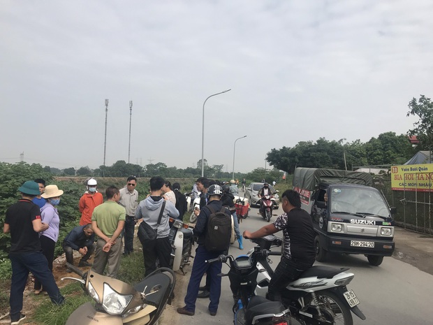 Hàng trăm người dân, công an và thân nhân đang lội sông tìm kiếm nữ sinh Học viện Ngân hàng: “Đoạn đường nữ sinh mất dấu vết đã 3 hôm không có điện” - Ảnh 9.