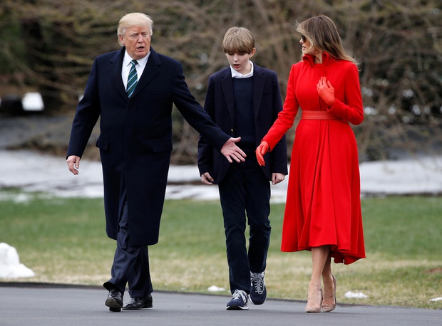Loạt ảnh chiều cao khủng của “Hoàng tử Nhà Trắng” Barron Trump biến các bạn mình thành người tí hon, chỉ đi bộ đã nhanh bằng bạn chạy - Ảnh 3.