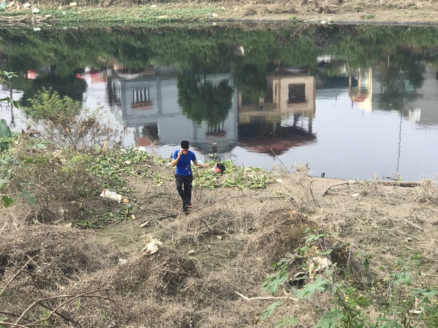 Hàng trăm người dân, công an và thân nhân đang lội sông tìm kiếm nữ sinh Học viện Ngân hàng: “Đoạn đường nữ sinh mất dấu vết đã 3 hôm không có điện” - Ảnh 16.