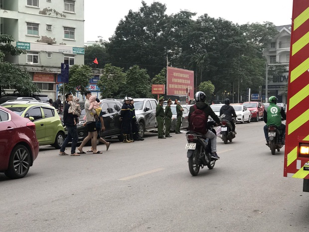 Hà Nội: Cháy lớn tại chung cư HH Linh Đàm, hàng nghìn người hoảng sợ tháo chạy vào sáng sớm - Ảnh 3.