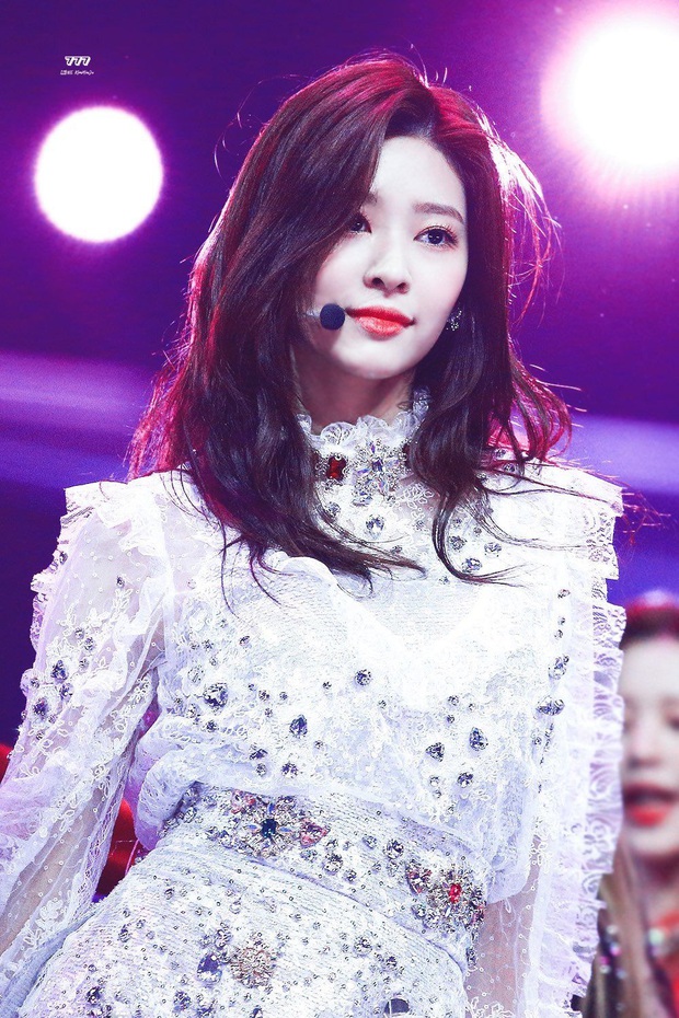 4 nữ thần Kpop đã đẹp còn miễn nhiễm với phốt thái độ: Yoona, Tzuyu nổi tiếng là có lý do, Sana thế nào mà bao sao nam mê mẩn? - Ảnh 15.